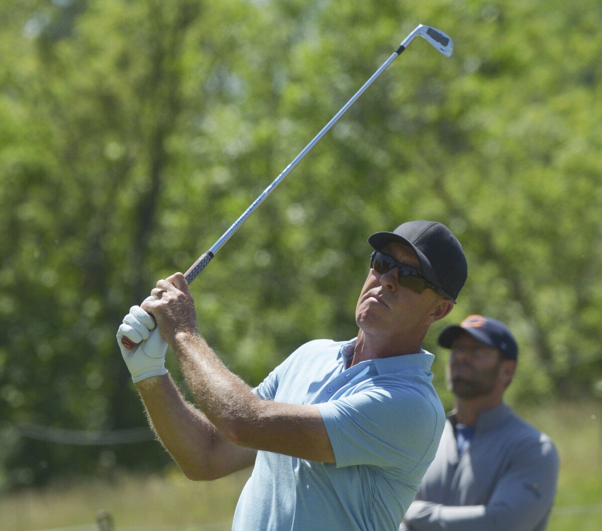 O jogador de golfe LIV Richard Bland estreia em grande torneio sênior e empata liderança no Campeonato Sênior PGA